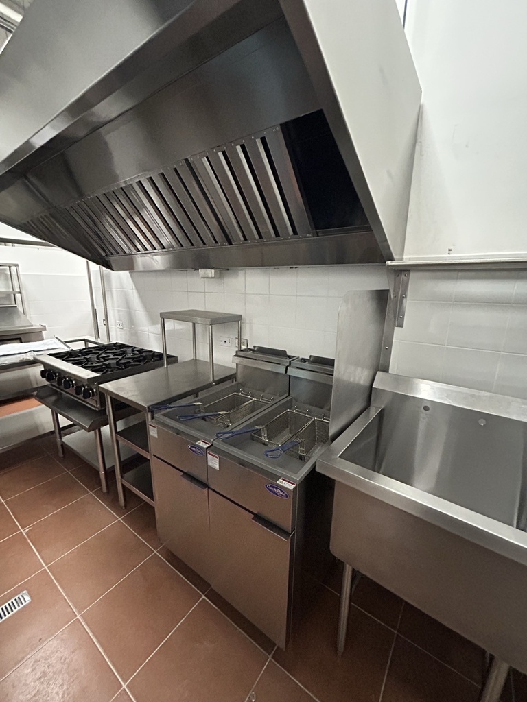 Freidora a gas de 16 litros (35 lb) instalada en cocina industrial