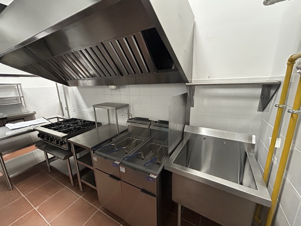 Freidora a gas de 16 litros (35 lb) instalada en cocina industrial, vista horizontal